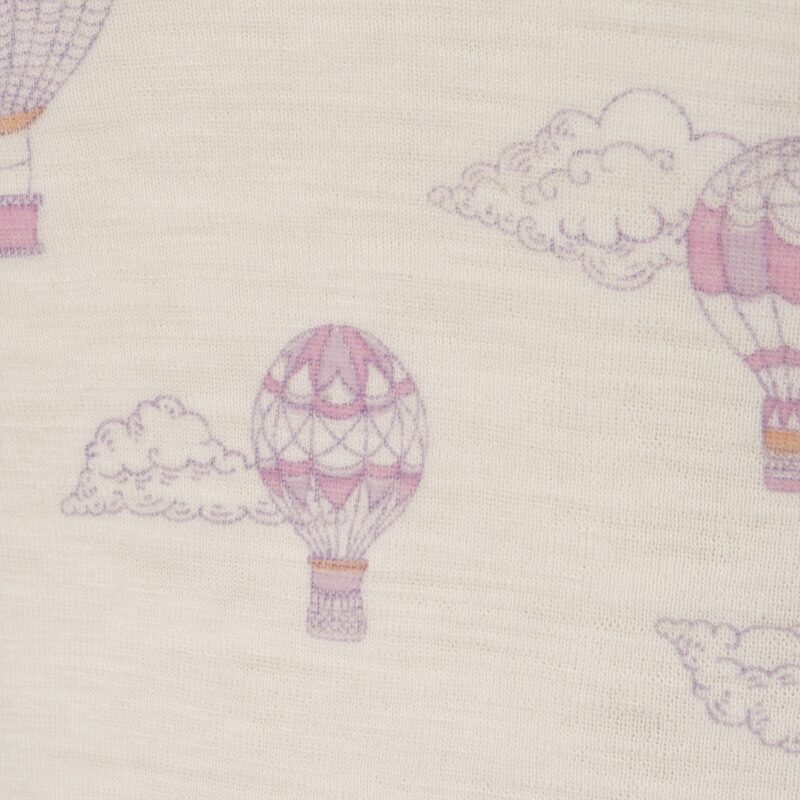 Sommerdragt i Svanemærket uld fra Joha. Detalje af rosa print.